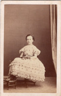 Photo CDV D'une Jeune Fille   élégante Posant Dans Un Studio Photo En 1861 - Anciennes (Av. 1900)