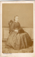 Photo CDV D'une Jeune Fille   élégante Posant Dans Un Studio Photo En 1864  A Perigueux - Old (before 1900)