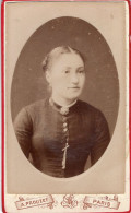 Photo CDV D'une Jeune Fille  élégante Posant Dans Un Studio Photo A Paris - Ancianas (antes De 1900)