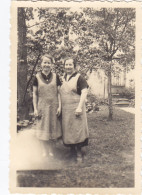 Altes Foto Vintage. 2 Frauen Im Garten .um 1940.. (  B11  ) - Personas Anónimos