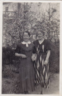 Altes Foto Vintage. 2 Frauen Im Garten .um 1940.. (  B11  ) - Personnes Anonymes