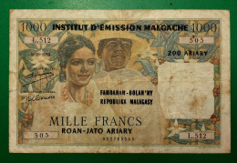 Banque Madagascar Et Comores / 1000 Francs Surchargé Madagascar 9/10/1952 P.54 / Trés Rare ++++ - Madagaskar