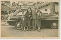 Photo De Famille Devant Ford Vedette - Automobiles