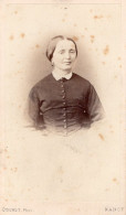 Photo D'une Femme  élégante Justine Mansuy Posant Dans Un Studio Photo En 1866  A  Nancy - Old (before 1900)