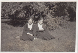 Altes Foto Vintage.  2 Frauen Auf Einer Wiese.1933. (  B11  ) - Personnes Anonymes