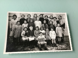 La Menière ( Orne ) - Photo D’école 1946 - 17,9 X 11,7 Cm. - Automobiles