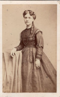 Photo D'une Femme  élégante Posant Dans Un Studio Photo En 1869 A  Colmar - Old (before 1900)