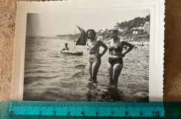 Real Photo Pin Up Plage Camping  Deux Femmes En Maillots De Bains  Bateau Gonflable - Pin-ups