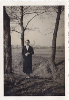 Altes Foto Vintage.   Frau Im Schwarzem Kleid. Um 1940. (  B11  ) - Personnes Anonymes