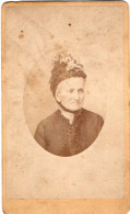 Photo D'une Femme Agée élégante Posant Dans Un Studio Photo - Oud (voor 1900)