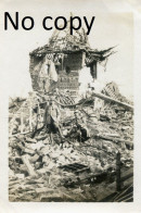 PHOTO FRANCAISE - POILU DANS LES RUINES DE LA BRASSERIE DE NEUVILLE SAINT VAAST PRES DE ARRAS PAS DE CALAIS 1914 - 1918 - Oorlog, Militair
