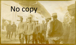 PHOTO FRANCAISE - PRISONNIERS ALLEMANDS TRAVERSANT VILLE SUR TOURBE PRES DE MASSIGES MARNE - GUERRE 1914 - 1918 - Guerre, Militaire