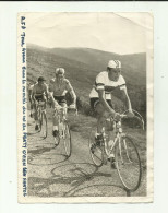 SPORTS . CYCLISTES . PHOTO . A F P. TOUR DE L AVENIR DANS LA MONTEE DU COL DU PERTY . OVION ET DEN HARTOG - Sports