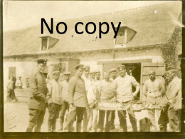 PHOTO ALLEMANDE - SOLDATS ET OFFICIERS PRESENTANT LEUR PECHE A FALVY PRES DE MARTIGNY - HAM SOMME - GUERRE 1914 - 1918 - Krieg, Militär