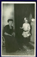 Ref 1650 - Early Real Photo Postcard - Mother & Child - Social & Fashion - Photographie