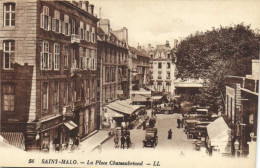 SAINT MALO  La Place Chateaubriand Animée Commerces Voitures RV - Saint Malo