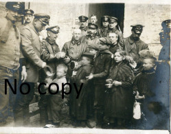 PHOTO ALLEMANDE - OFFICIERS ET SOLDATS DONNANT A MANGER AUX ENFANTS DE CHAUNY PRES DE TERGNIER AISNE GUERRE 1914 - 1918 - War, Military