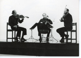 MUSICIENS VIOLONCELLISTE TRIO A CORDES CHARLES FREY . JEAN GROULT ET MICHEL MICHALAKOS 1985 - Personnes Identifiées