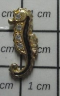 811A  Pin's Pins / Beau Et Rare / ANIMAUX / PETIT HIPPOCAMPE METAL JAUNE EMAIL NOIR ET "BRILLANTS" - Animaux