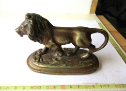 LADE 60- BRONZEN LEEUW - LION EN BRONZE - 12 CM - 635 GRAM - Bronzi