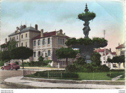 01 BOURG N°4 L'Ecole CARRIAT En 1957 Auto Ancienne Hotchkiss ? Avec Malle Arrière Raoul ? Fontaine Statue - Sonstige & Ohne Zuordnung