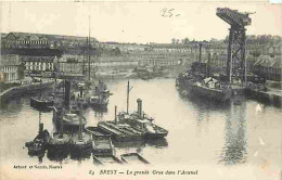 29 - Brest - La Grande Grue Dans L'Arsenal - Bateaux - Navires De Guerre - Etat écornée En Haut à Droite - CPA - Voir Sc - Brest