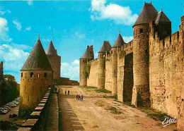 11 - Carcassonne - La Cité Médiévale - Les Lices Hautes. A Gauche, Les Fossés Dominés Par Les Tours De La Peyre Et De La - Carcassonne