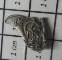 812A Pin's Pins / Beau Et Rare /  MILITARIA / COR DE CHASSE ET CROIX DE LORRAINE DRAGON 2e BATAILLON CHASSEURS A PI - Militari