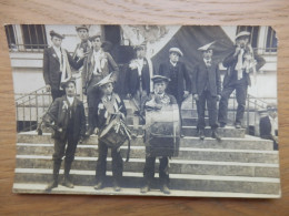 CPA PHOTO DEBUT DE CAVALCADE 1885 - Personnes Anonymes