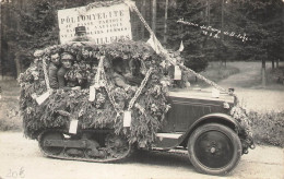 57 CARTE PHOTO SOUVENIR CAMP DE BITCHE VEHICULE CHAR PANNEAU POLIOMYELITE - 400 - Bitche