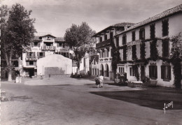 ASCAIN   LA PLACE , LE FRONTON ET L'HÔTEL DE LA RHUNE OÙ PIERRE LOTI ECRIVIT RAMUNTCHO - Ascain