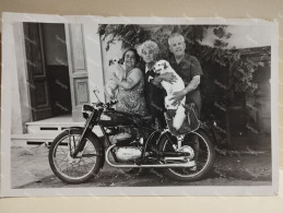 Italy Rare Photo Motorcycle PARILLA. Italia Foto Moto Persone E Cani. Bagnoli Di Napoli 1951 - Europe