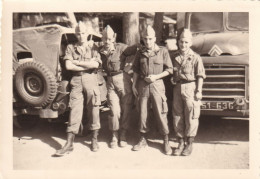 Photo Guerre Algerie Militaires Du 4 Eme R.C.C. Chars Combat 1960 Jeep  Camion Citroen - Afrique