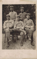 CARTE PHOTO GROUPE DE MILITAIRES SOUVENIR DU FRONT 1915 CPA BON ETAT - Guerra 1914-18