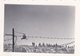 Photo Guerre Algerie Militaire Du 4 Eme R.C.C.  Helicoptère Barbelés - Afrique