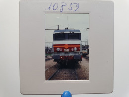 Photo Diapo Diapositive Slide TRAIN Wagon Loco Locomotive Electrique SNCF 6533 De Face Le 24/05/1993 VOIR ZOOM - Diapositivas