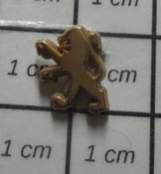 815A Pin's Pins / Beau Et Rare / AUTOMOBILES / PEUGEOT LION DE SOCHAUX METAL JAUNE Mini Pin's - Peugeot