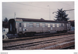 PHOTO Originale TRAINS Wagon Ou Voiture SNCF Du Service V Ancienne Mixte Fourgon Voyageurs Inox Non Datée - Eisenbahnen