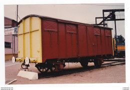 PHOTO Originale TRAINS Wagon Couvert SNCF De Service à Essieux Non Datée - Treinen