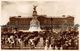 R043018 Victoria Memorial. Buckingham Palace And Guards. London. Valentine. No 9 - Altri & Non Classificati