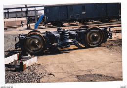 PHOTO Originale TRAINS Wagon Fourgon SNCF De Train De Voyageurs Et Bogie Non Datée - Eisenbahnen