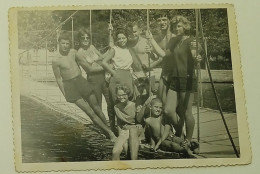 Young People On The Bridge Over The Water - Personnes Anonymes