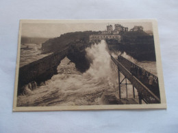 BIARRITZ  ( 64 Pyrenees Atlantiques )  LA PASSERELLE DU ROCHER DE LA VIERGE ET L ATTALAYE  EFFET DE VAGUES  ANIMEES - Biarritz