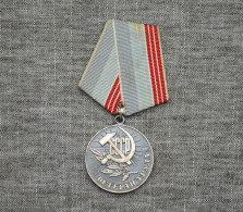 Vintage Ussr  Medal For Veteran Of Labor-Ветеран труда - Rusia