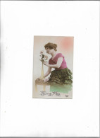 Cartre Postale Ancienne Bonne Fête Femme Installant Un Bouquet De Fleurs Dans Un Vase - Autres & Non Classés