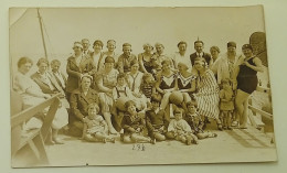 Children And People Gathered On The Beach To Take Photos - Old Photo From The Thirties - Persone Anonimi