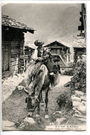 SUISSE CPA Voyagé 1910 * A ÉVOLÈNE - Dans Une Rue Chalets Femme à Cheval Avec Enfants Bébé * Jullien Frères Editeurs - Evolène