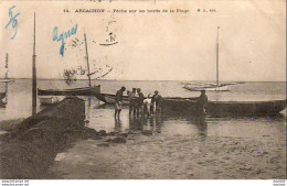 D33  ARCACHON  Pêche Sur Les Bords De La Plage  ..... - Arcachon