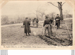 MILITARIA GUERRE 14- 18  LES TRANCHEES- Officier Traçant Le Plan D'une Tranchée  ..... - Guerre 1914-18