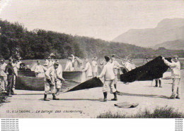 MILITARIA  GUERRE 1914- 18  A La Caserne  Le Battage Des Couvertures  ..... - Guerre 1914-18